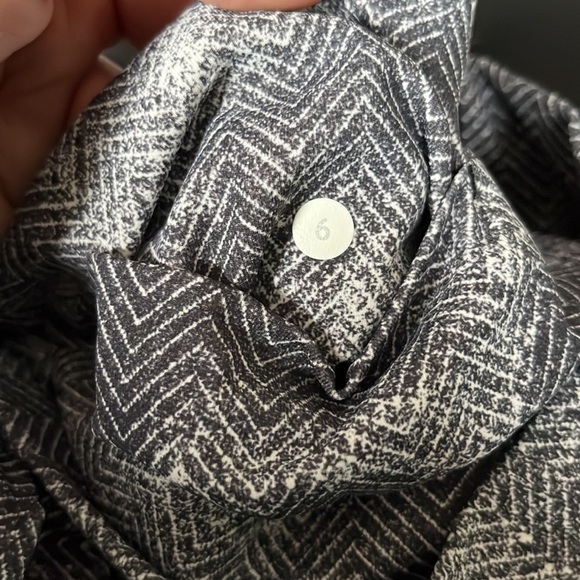 Lululemon Essential Rhythm crops size 6 - Picture 5 of 6